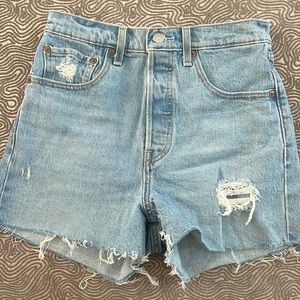 Cute high waisted Levi’s shorts in size 27
